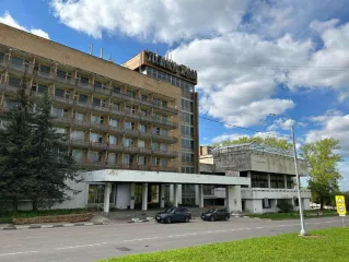 Здание, назначение: нежилое (гостиница), кад номер: 50:60:0020103:58; Площадь общая 9 365,4 кв. м
Здание, назначение: нежилое (проходная), кад номер: 50:60:0020103:55; Площадь общая 7,7 кв. м
Помещение, назначение: нежилое (теплица), кад номер: 50:60:0020103:92; Площадь 666,9 кв. м
Сооружение…