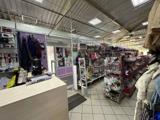 Доля 13789/298100 в праве на нежилое здание рынка площадью 3070,9 кв.м., кадастровый номер 38:35:010235:185, и доля 7085/157800 в праве на земельный участок площадью 1578 кв.м., кадастровый номер 38:35:010235:15, расположенные по адресу: РФ, Иркутская область, г. Зима, пер. Коммунистический, д. 4…