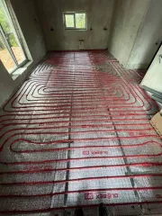 Жилой дом 126.5 м² и участок 1000 м² в Надеждинском районе по адресу: Приморский край, п. Соловей Ключ, ул. Волгоградская, 15. Земельный участок забором не огорожен, кроме дома на участке ничего нет. Жилой дом в недостроенном состоянии, возведены стены, крыша, установлены стеклопакеты, проложен…