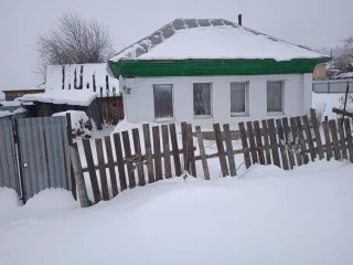 Жилое здание, площадь 30 кв.м, кадастровый номер 74:03:1008003:20. Земельный участок, площадь 600 кв.м, категория земель - земли населенных пунктов, разрешенное использование для приусадебного землепользования, кадастровый номер 74:03:1008003:3. Адрес: Российская Федерация, Челябинская область…