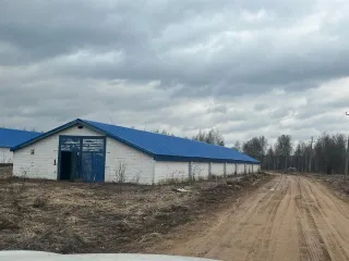 Земельный участок 52980 кв.м и 5 зданий, Смоленская область недвижимое имущество. Земельный участок, пл. 52980+/-2014 кв.м, адрес: Смоленская обл. Угранский р-н с/с/п Знаменское 300м на северо-западе от д. Мощенки, кад.номер 67:21:0050101:499. Здание, пл. 214,2 кв.м, кад.номер 67:21:0050101:637…