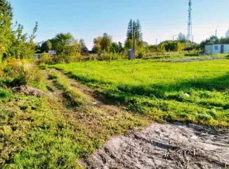 Земельный участок площадью 280 кв.м. Калужская область, Перемышльский район, село Ахлебинино. Кадастровый номер 40:17:010101:33. Межевание осуществляется покупателем самостоятельно и за свой счет.