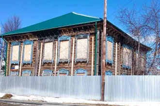 Дом жилой 243,1 кв.м. Тюменская область, г. Тобольск, ул. Семакова, д. 13. Нежилое здание, 2 этажа, общая площадь 243,1 кв.м. Материал наружных стен — деревянные. Объект культурного наследия регионального значения, находится в неудовлетворительном состоянии. Номер в реестре ЕГРОКН: 721510270980005…