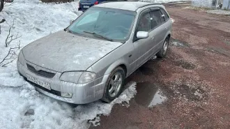 Mazda 323 F 1999 года, государственный регистрационный знак Н432ВУ11, VIN: JMZBJ14L201233961. Цвет кузова белый (серебристый). ПТС № 61 ТМ 585523, СТС № 99 10 100286. Имеется ключ от зажигания и брелок сигнализации Starline (11-006863-1). Техническое состояние транспортного средства не проверялось.