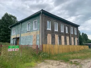 Здание музыкальной школы 355,8 кв.м и земельный участок 700 кв.м Архангельская область, кадастровый номер 29:09:080101:32, расположение: Российская Федерация, Архангельская область, муниципальный район Ленский, с.п. Сафроновское, с. Яренск, ул. Набережная Подбельского, зд. 8, площадью 355,8 кв.м…