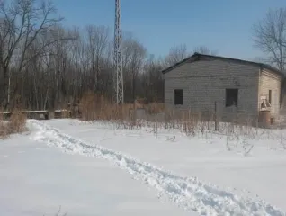 Земельный участок и нежилые помещения 233,2 кв.м Приморский край Земельный участок кадастровый номер 25:13:030209:1328 площадью 19822 кв.м категория земель: Земли населенных пунктов виды разрешенного использования: склады адрес местоположению: местоположение установлено относительно ориентира…