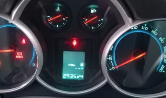 транспортное средство Chevrolet Cruze,   VIN XUFJF696JC3052207  год выпуска 2012  Цвет: Белый  Механическая коробка передач  МКПП   Как обеспеченное залогом имущества АО «ТБанк»  ИНН 7710140679 .