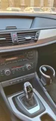 BMW X1 xDrive20d, 2013 год, VIN: X4XVP99400VU68067. Двигатель: бензиновый, 1995 см³, 184 л.с. (135 кВт). Цвет кузова: белый.