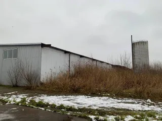 Здание 7858,3 кв.м и земельный участок 13650 кв.м в Калининградской области, Гурьевский район, поселок Поддубное, улица Лесная, дом 1. Земельный участок кадастровый номер 39:03:090910:24, площадь 13650 кв.м, категория земель: земли населенных пунктов, вид разрешенного использования: для…