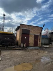Навес на пандусе из металлоконструкций, сборно-разборный, литера Г1, площадь 196,5 кв.м.; 
Трансформаторная подстанция кирпичная капитальная и распределительный узел 0,4 кВ, №3017 ТР-Р РУ-04KV, литера Д, площадь 23,3 кв.м.; 
Гараж кирпичный капитальный, литера Е, площадь 61,5 кв.м…