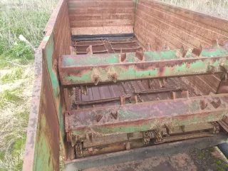 Кормораздатчик тракторный КТ-6 2013 года выпуска без документов. Ознакомление с имуществом по договоренности в месте его нахождения: Владимирская область, Кольчугинский район, деревня Павловка.