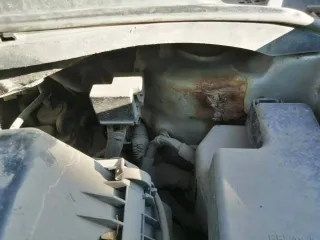 Toyota Ipsum 2001 года, 160 л.с., пробег 261797 км, АКПП. Цвет серый. Кузов АСМ260001992. Состояние: сгнившие пороги, кузов по днищу гнилой, задняя дверь гнилая, капот, решётка радиатора и передний бампер после удара, повреждён пластик салона, отсутствует задний редуктор привода и кардан.