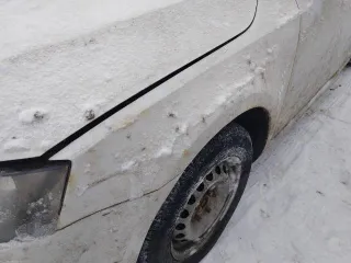 Skoda Octavia 2013 года выпуска, VIN XW8AC4NE8EH016970. Цвет белый, госномер О785НР32. Автомобиль в залоге. Не на ходу: не работает коробка передач, двигатель заводится. Состояние кузова требует покраски, имеются повреждения стоп-сигналов, множество сколов и царапин.