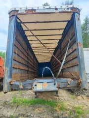 Полуприцеп KRONE SD Тентованный 2011 года, VIN WKESD000000496698, цвет серый. Состояние неудовлетворительное: после ДТП отсутствует передний борт, повреждены крыша и ее механизмы, изношена резина, имеются другие механические неисправности.