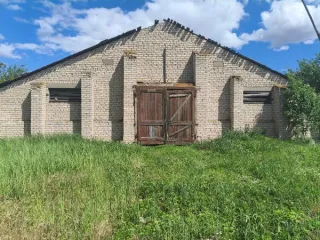 Одноэтажное нежилое здание, общей площадью 1160,2 кв. метров (кадастровый номер: 34:27:090013:1916) расположенное на земельном участке площадью  1524 кв. метров (кадастровый номер 34:27:090013:1891) по адресу: Волгоградская область, Серафимовичский район, хутор Теркин, улица Народная, дом 42…