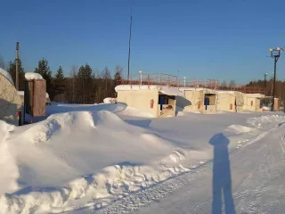 База ГСМ, кадастровый номер: 86:07:0000000:889, площадь застройки 822 кв.м., адрес: ХМАО-Югра, Октябрьский р-н, пгт Андра, мкр-н Спортивный, строен.9а. Сооружение состоит из территории хранения нефтепродуктов, включающей емкости 2000л (2шт.), 400л (1шт.), 200л (1шт.), сторожку (1шт.), а также АЗС…