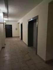 Жилое помещение (квартира) - 44.2 кв. м, кадастровый номер 63:01:0807008:1003, 
Адрес: г. Самара, ул. Братьев Коростелевых, д. 66А, кв. 50, 
Ограничения и обременения: без внутренней отделки (отсутствует сантехническое оборудование, разводки электрики по квартире), в квартире третьи лица не…