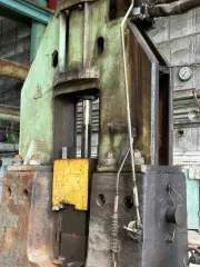 Молот штамповочный паровоздушный К05-501 1986 года выпуска, инвентарный номер 220881. Внешне не разукомплектован, возможно отсутствие деталей.