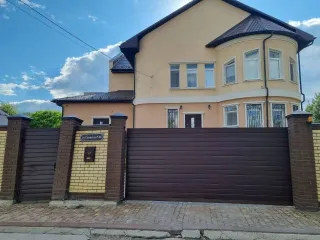 Дом 561,9 кв.м, участок 1344 кв.м, г. Казань. Здание, общая площадь: 561,9 кв.м., кадастровый номер: 16:50:160602:1814, расположенное по адресу: г. Казань, ул. Снежная, д. 26; земельный участок, общая площадь: 1344 кв.м., кадастровый номер: 16:50:160602:1942, расположенное по адресу: г. Казань, ул…