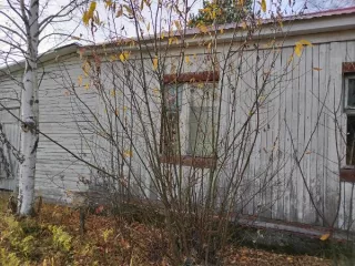 Школьные мастерские, кадастровый номер: 86:04:0000003:989, количество этажей - 1, общей площадью 111,1 кв. м, с земельным участком, кадастровый номер: 86:04:0000003:559, общей площадью 590 кв. м., категория земель: земли населенных пунктов, адрес: Ханты-Мансийский автономный округ - Югра, р-н…