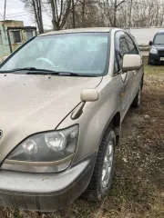 Toyota Harrier, 2001 года, модель 2AZ 0533931, кузов ACU10-0009247, цвет серый и темно-серый, 160 л.с. (120 кВт), 381000 км, полный привод, АКПП, рабочий объем двигателя 2362 куб. см, разрешенная максимальная масса 1855 кг, масса без нагрузки 1580 кг. Транспортное средство давно стоит без движения…