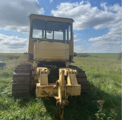 Б-10 111-ВН 2010 Трактор Б-10 111-ВН, 2010 года выпуска, заводской номер машины (рамы) - 18310 (131452), двигатель № 25417, коробка передач № 10354, основной ведущий мост № 14510, цвет - желтый, эмаль АС 1247, вид движителя - гусеничный. Бульдозер находится в неисправном состоянии, не на ходу.