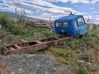 Hino 1989, Toyota Hilux Surf 1991, Toyota Caldina 1987. Грузовое бортовое транспортное средство, марка Hino, цвет зеленый, VIN отсутствует, год изготовления 1989, госномер М824КС65, мощность двигателя 310 л.с. (227,9 кВт), рабочий объем двигателя 16745 куб. см, шасси (рама) № FS1FKB-10355. Легковой…