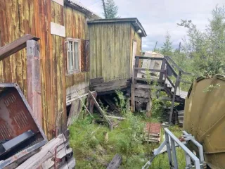 Земельный участок с нежилым зданием 94.9 м², Республика Саха (Якутия), Усть-Майский улус, п. Солнечный, ул. Строителей, д. 1. Кадастровый номер 14:30:100001:312. Год ввода в эксплуатацию: 1979. Количество подземных этажей: 0. Вид ограничений и обременений: -. Общая площадь: 94.9. Материалы наружных…