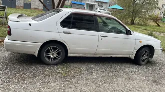 Nissan Bluebird 2000, год выпуска: 2000, цвет: белый. Мощность двигателя: 145 л.с. (106.6 кВт). Номер кузова: HU14631807. Идентификационный номер (VIN) и номер шасси отсутствуют.