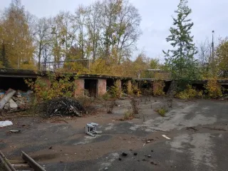 Земельный участок, площадью 2228,0 кв. м, с кадастровым номером 18:26:040453:1023, с расположенным на нем зданием общей площадью 289,6 кв.м., с кадастровым номером 18:26:040453:36, объектами движимого имущества – асфальтобетонное покрытие, общей площадью 643,8 кв.м., железобетонное ограждение…