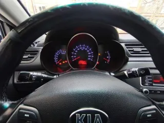 Kia Rio 2016 года выпуска, серебристого цвета. Государственный регистрационный знак Т496ТТ24, VIN Z94CB41BBHR420163. Бензиновый двигатель объемом 1591 см³, мощностью 123 л.с. (90,4 кВт). Автоматическая коробка передач, передний привод. Пробег 192887 км. Дата регистрации 23.12.2016.