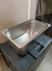 Гастроемкости нержавеющие с крышками: 15 шт. размером 530х325х40.