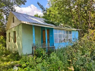 Земельный участок 164 кв.м и нежилое административное здание 51,9 кв.м, Ивановская область Земельный участок категории земель земли населенных пунктов, вид разрешенного использования - для размещения и обслуживания здания РОСП, кадастровый номер 37:06:010403:709, площадь 164 кв.м., с расположенным…
