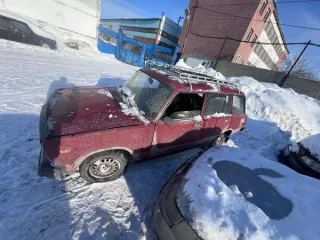 Автомобиль ВАЗ 21043, 1996 г.в., гос.номер О132УУ55, XTA210430V0574773, аккумулятор отсутствует, документы отсутствуют. Ключ в наличии. Очаги коррозии, абразивный износ на всех стеклах и зеркалах, царапины, потертости, поверхностные и внутренние загрязнения, следы ржавчины, окисление корпусов…