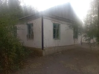 Земельный участок 107 кв.м с нежилым зданием, Ростовская область, Зимовниковский район, хутор Хуторской, улица Стадионная, 9. Кадастровый номер земельного участка 61:13:0060105:33, реестровый номер федерального имущества П11610021942. На участке расположено нежилое здание площадью 53,2 кв. м…