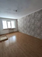 Однокомнатная квартира общей площадью 33,10 кв.м., назначение: жилое помещение, этаж 1, Кадастровый номер 25:30:020101:4283. Расположенная по адресу: Приморский край, г. Лесозаводск, ул. Макарова, д. 19, кв. 2. 
Описание:
Квартира однокомнатная, удобной планировки (зал совмещён с кухней) , общая…
