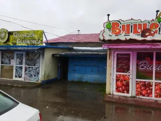 Земельный участок 15 кв.м и здание 5.7 кв.м, Амурская область, г. Зея. Комплекс им-ва: 1. ЗУ Адрес: Российская Федерация Амурская область, г.о. город Зея, г Зея, пл Рыночная, з/у 23 Пл.: 15 +/- 3 кв.м. КН 28:03:040044:44 Категория земель: ЗНП ВРИ: эксплуатация торгового киоска "Роспечать"; 2…