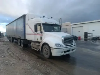 Freightliner CL120, 2002 и полуприцеп НАРКО, 1995 Продажа грузового автомобиля (сцепка) <p>Грузовой автомобиль FREIGHTLINER CL120 год выпуска 2002, мощность двигателя л\с 430 VIN 1FUJA6CG73LK74160 и Полуприцеп с бортовой платформой, цвет синий, НАРКО год выпуска 1995 г., VIN YF104ST3ASF013585…