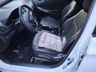 Hyundai Solaris 2016 года, легковой, VIN Z94CT41DAHR550270, государственный регистрационный знак О231СТ123, белый цвет, мощность двигателя 123 л.с., механическая коробка передач. Автомобиль имеет внешние повреждения: потертости, царапины, вмятины, очаги коррозии на кузове, трещины и сколы стекол…