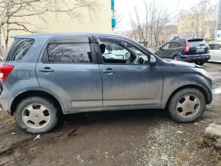 Toyota Rush 2006 года, серый. VIN отсутствует, ПТС 25 УМ 594267, госномер А986УС41. Произведен в Японии. Двигатель бензиновый, модель 3SZ, номер 1673811, мощность 109 л.с., объем 1495 см³.