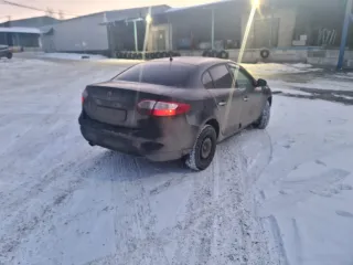 Легковой автомобиль Renault Fluence, 2013 г.в., VIN VF1LZBR0549415661, цвет коричневый. Не работает ручник, в какой-то момент заклинил, примерзли троса ручника и стерлись колодки задние. Переднее левое крыло помято. Сколы и царапины на лобовом стекле. Слевой стороны замят металический усилитель…