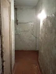 Квартира, кадастровый номер 03:06:190123:410, 1980 года постройки, площадь 31,9 кв.м., расположена на первом этаже пятиэтажного кирпичного дома с бутобетонным фундаментом и железобетонными перекрытиями. Имеется балкон. Адрес: Республика Бурятия, Заиграевский район, село Новая Брянь, улица…