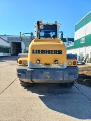 Колесный погрузчик Liebherr L538, VIN: VATZ0433TZB034933, год выпуска: 2014, двигатель № 2013033732, № ведущего моста 745437/767902, цвет: желтый. Дополнительно: щетка L-2600 D-800 – очевидно неисправна.