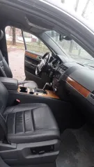 Volkswagen Touareg 2009 года, 240 л.с., пробег 226 545 км, полный привод, АКПП. Цвет черный, дизельный двигатель 3.0 л турбо. Имеются технические неисправности: повреждения ЛКП (сколы, царапины, сход лака), АКПП в аварийном состоянии (пинки, толчки, удары). Автомобиль на ходу. VIN…