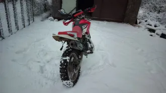 BS250-18 (IV) TTR250R, 2018 мотоцикл BS250-18 (IV) TTR250R, марка: BS250-18(IV), модель: TTR250R, год изготовления: 2018, VIN: LHJYJM189JB506282, г/н: 9822АВ47, вид собственности – совместная с супругом Арефьевым А.А. Автомобиль в неудовлетворительном состоянии, не находу, имеет сквозную коррозию…