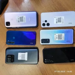 19 мобильных телефонов: Tecno, Redmi в черном корпусе с полимерным чехлом; Samsung в синем корпусе с полимерным чехлом; Honor 10; Redmi в розово-голубом корпусе; Xiaomi Redmi 10C; Redmi Note 8; iPhone 13 Pro Max в чехле; Poco X3 Pro; Xiaomi Redmi 6A; Redmi 12; Samsung Galaxy A54; Samsung; Samsung…