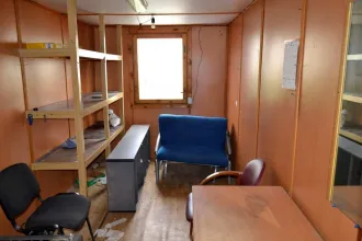 Административное здание, кад.№ 51:01:0101002:104, S=372,2 кв.м.; Склад - часть здания, кад.№ 51:01:0101002:123, S=427,7 кв.м.; здание гаража, кад.№ 51:01:0101002:89, S=1798,7 кв.м.; Земельный участок, кад.№ 51:01:0101002:6, S=4725 +/- 24,06 кв.м.; Беседка-гриль; Сторожка из бруса; Видеорегистратор…