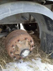 Прицеп Montracon 1996 года, идентификационный номер SMRC3A04496D54440. Техническое описание: Гнилой. Тент рваный, стойки сгнили и отвалились. Ворота плохие, резина под замену. Одно колесо отсутствует. Лопнули две пневмоподушки. Тент бока и крыша не работают.