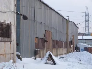 Право аренды на земельный участок из земель населенных пунктов под зданиями склада и склада готовой продукции, общей площадью 2220,0 кв.м., кадастровый номер 49:09:030203:84, местоположение установлено относительно ориентира, расположенного за пределами участка. Почтовый адрес ориентира…