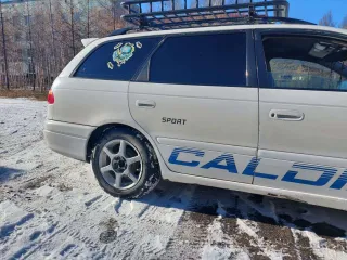 Легковой автомобиль Toyota Caldina 1998 года выпуска, государственный номер А162АМ49.